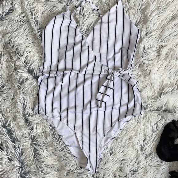 Swimsuit in white and black color - Picture 1 of 4